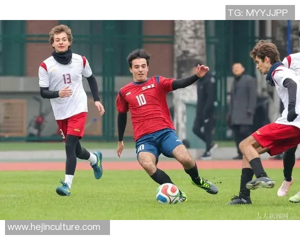 和好兄弟一起拍摄足球球星系列写真，展现足球场外的友谊与激情